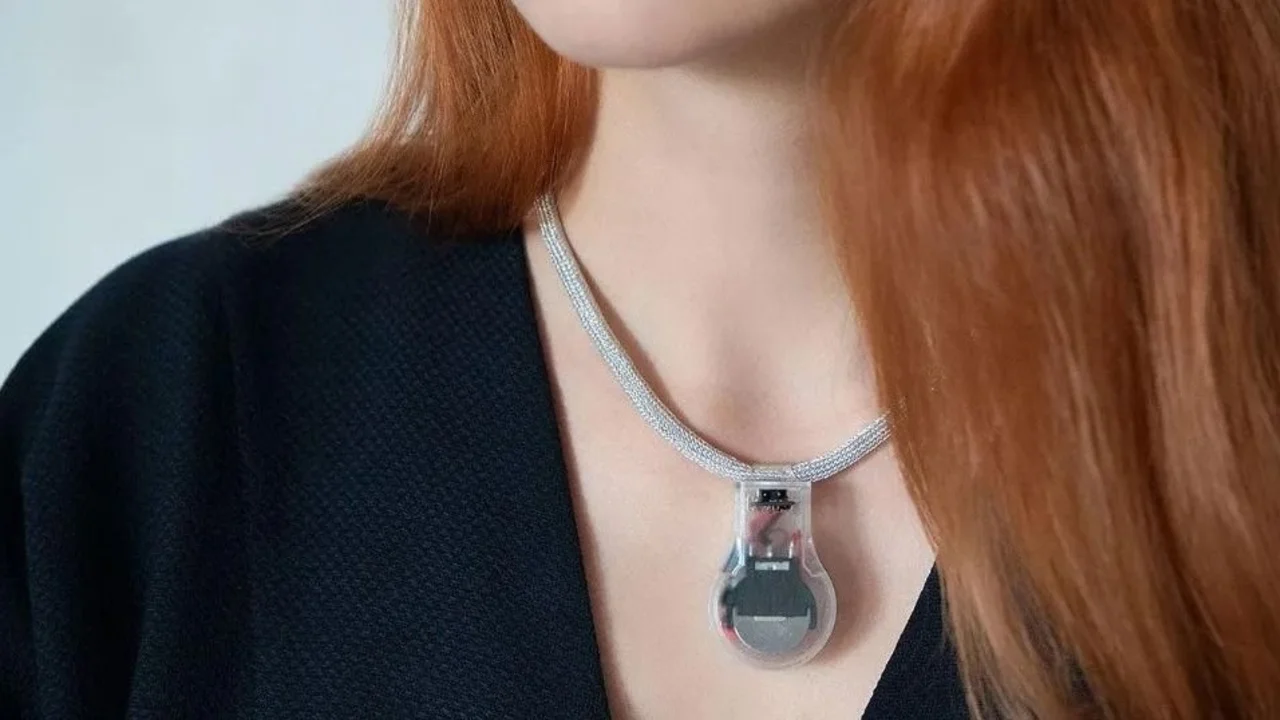 Pulse: cómo es el collar que la NASA creó para no tocarse la cara y evitar contagios