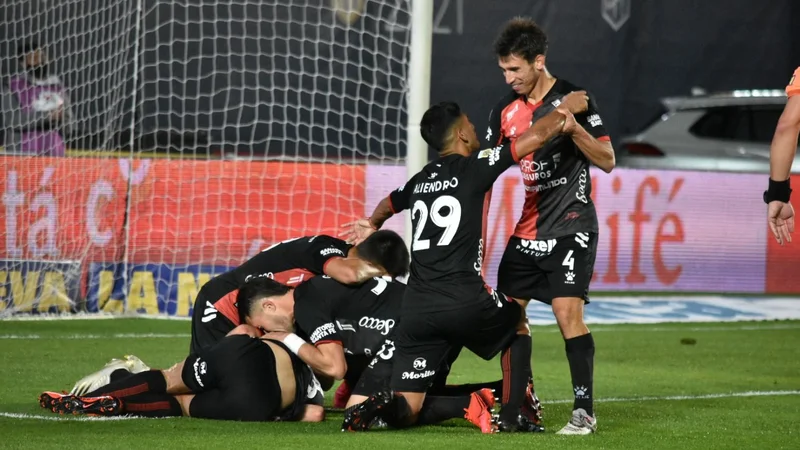 Colón goleó a Racing y se consagró campeón de la Copa de la Liga