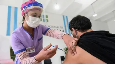 COVID-19: el 50% de la población argentina completó el esquema de vacunación
