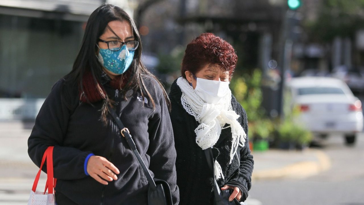 El clima en Buenos Aires, gente caminando abrigada en la calle por el frío