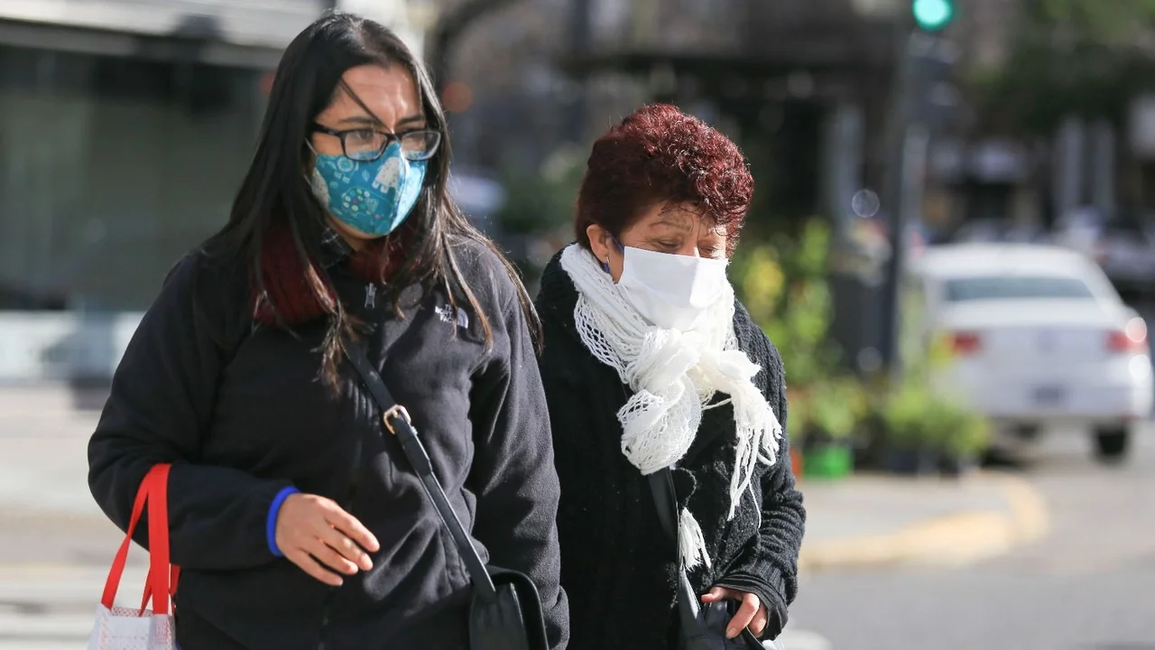 El clima en Buenos Aires, gente caminando abrigada en la calle por el frío