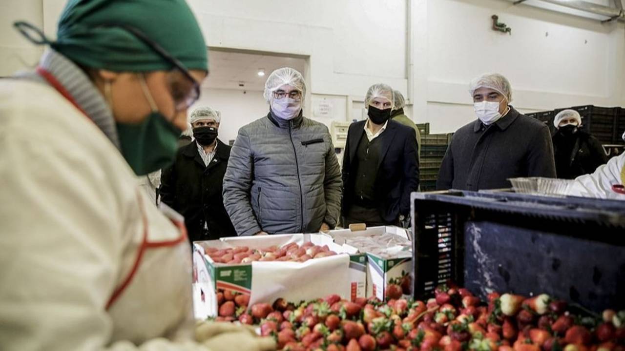 Luis Basterra, Ministro de Agricultura, Ganadería y Pesca junto a productores regionales