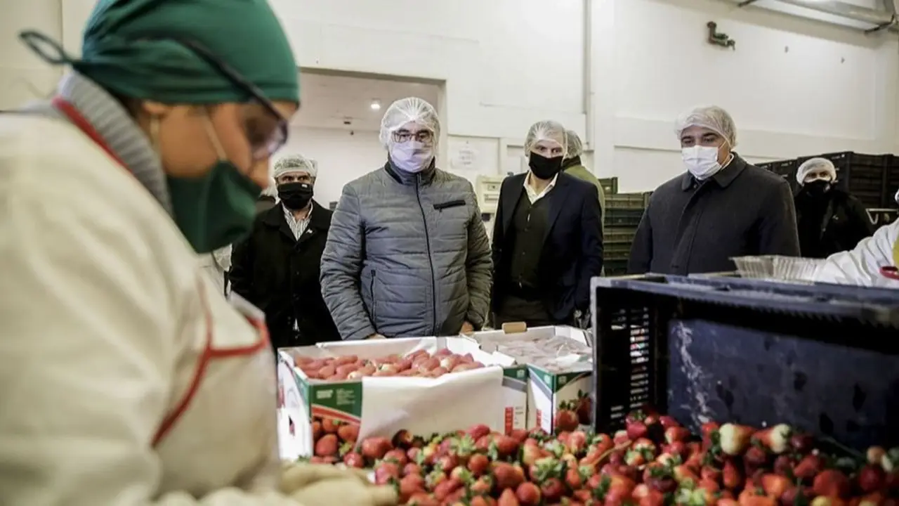 Luis Basterra, Ministro de Agricultura, Ganadería y Pesca junto a productores regionales