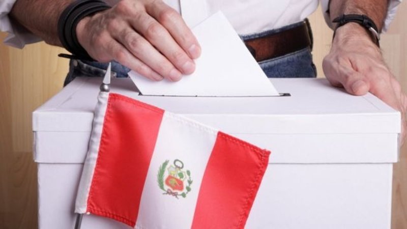 Elecciones en Perú: Pedro Castillo amplió diferencia en un final reñido