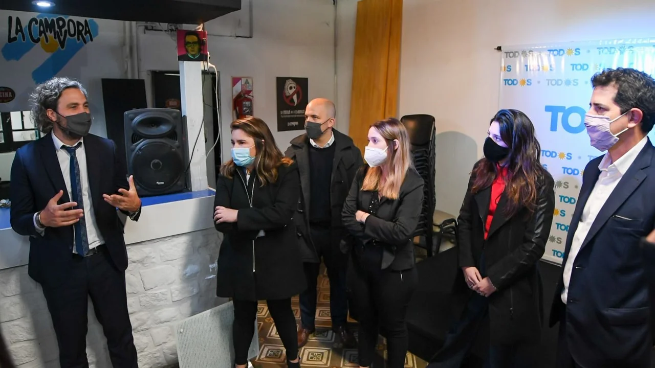Cafiero y De Pedro visitaron el local del FdT que fue atacado en Bahía Blanca