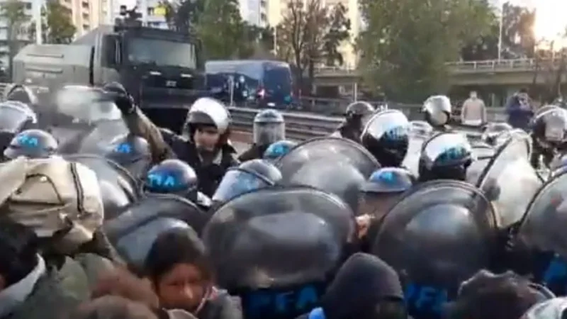 Protesta e incidentes en Puente Pueyrredón entre manifestantes y Prefectura
