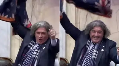 José Luis Ramón revoleando una frazada en el Congreso José Luis Ramón revoleando una frazada en el Congreso