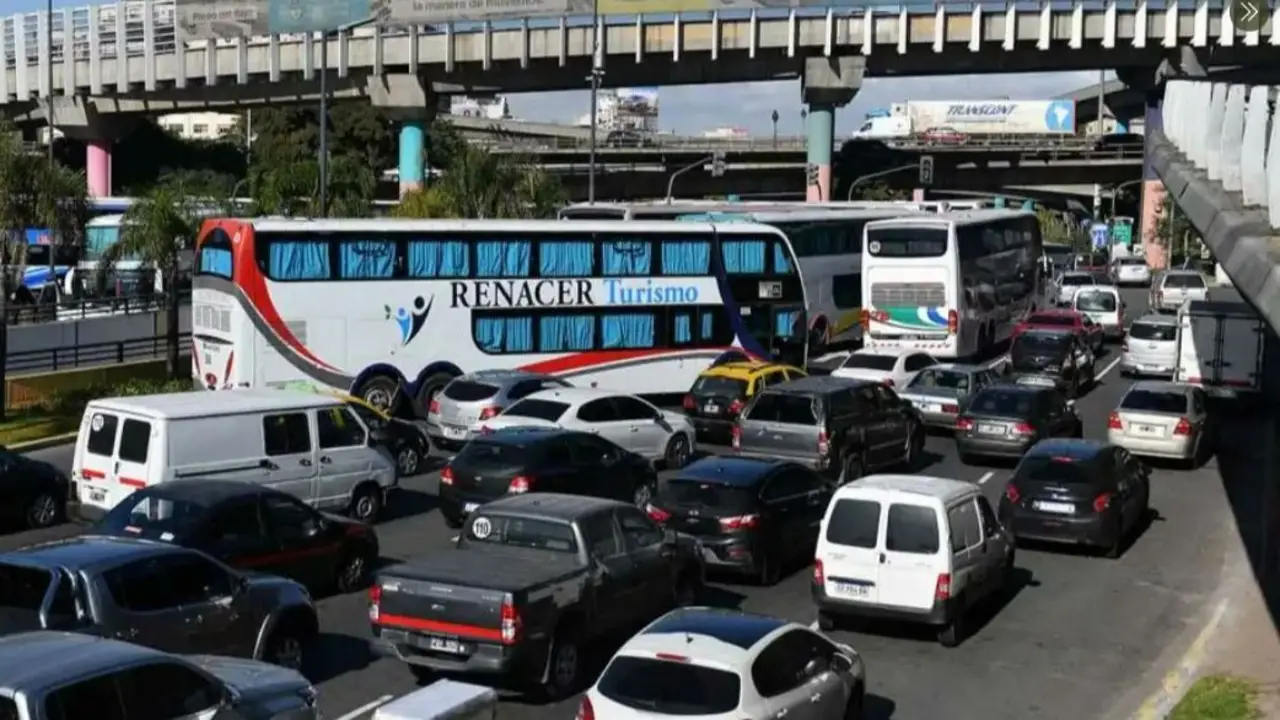 Sigue la protesta de micros en el centro porteño: por qué es el corte 