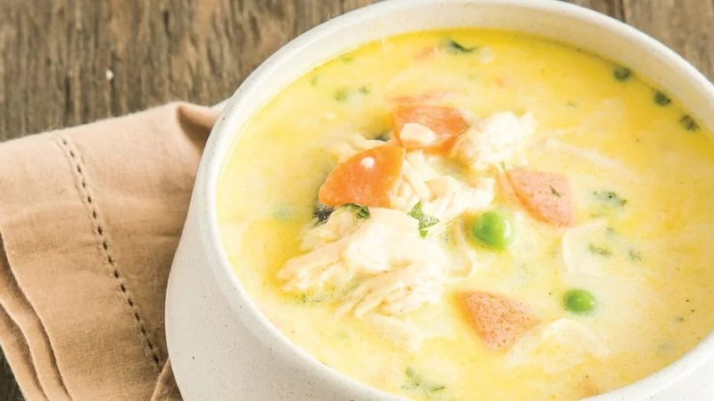 Sopa de pollo con fideos