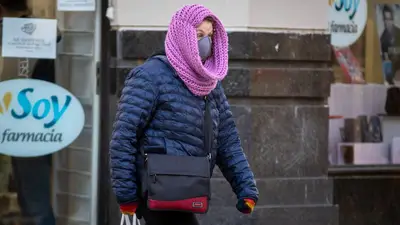 Señora caminando con frío y abrigada por las calles de Buenos Aires, el clima y tiempo Señora caminando con frío y abrigada por las calles de Buenos Aires, el clima y tiempo