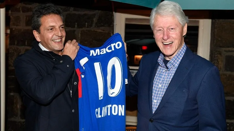 Fútbol, política y vino: Massa cenó con Clinton antes de volver a Argentina