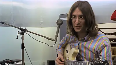 John Lennon tocando la guitarra John Lennon tocando la guitarra