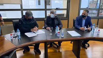 Paritarias 2021 de Camioneros: los Moyano acordaron una suba salarial del 45% Paritarias 2021 de Camioneros: los Moyano acordaron una suba salarial del 45%