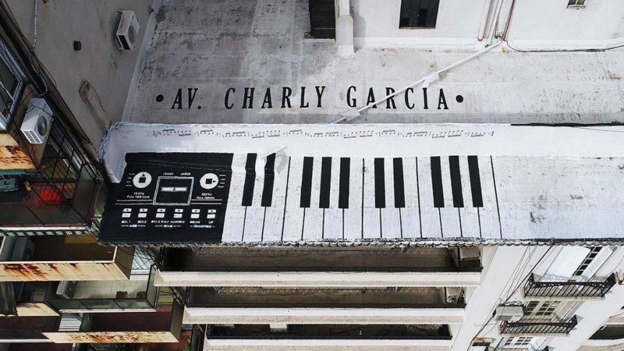 Mural homenaje a Charly García