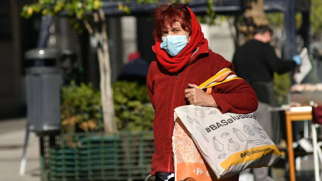 El clima frío en Buenos Aires, una señora camina abrigada por la calle