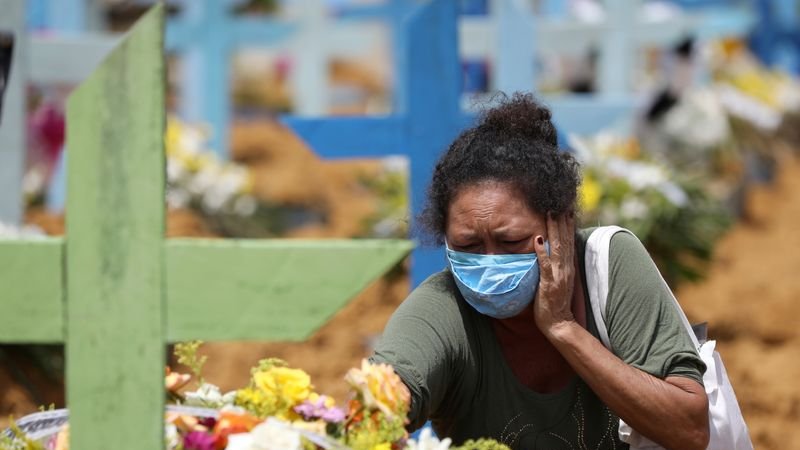 Valcenir Alves Ferreira, de 53 años, reacciona durante el entierro de su tía Vacilda Pereira Queiroz, de 73 años, fallecida a causa de la enfermedad del coronavirus (COVID-19) en el hospital 28 de Agosto en Manaos.