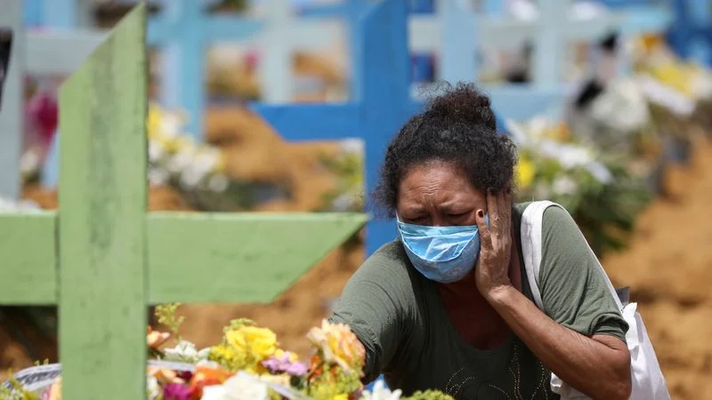 Valcenir Alves Ferreira, de 53 años, reacciona durante el entierro de su tía Vacilda Pereira Queiroz, de 73 años, fallecida a causa de la enfermedad del coronavirus (COVID-19) en el hospital 28 de Agosto en Manaos.