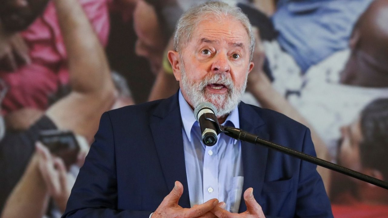 Lula apuntó contra Bolsonaro por no exigir el pasaporte de vacunación anticovid a los viajeros