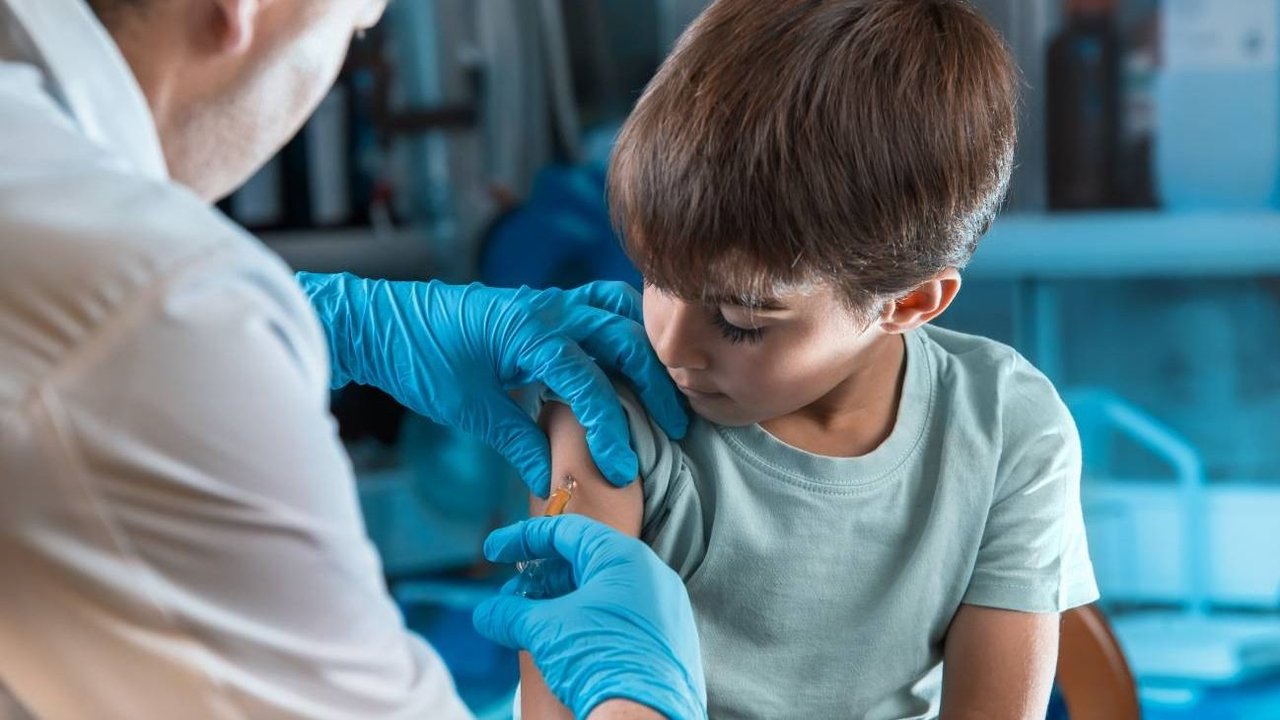 Vacuna de Pfizer muestra eficacia del 90,7% en un ensayo en niños