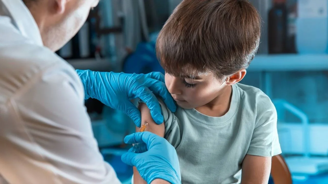 Vacuna de Pfizer muestra eficacia del 90,7% en un ensayo en niños