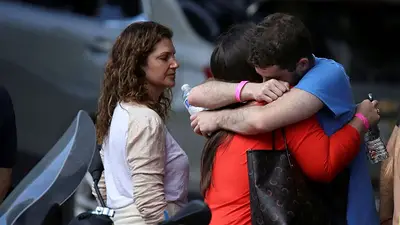 Perros de apoyo emocional consuelan a familias de desaparecidos tras el derrumbe del edificio en Miami Perros de apoyo emocional consuelan a familias de desaparecidos tras el derrumbe del edificio en Miami
