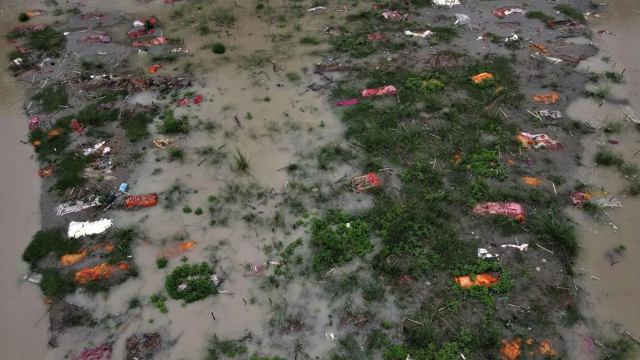 Impactante: en India, cientos de cadáveres de victimas de COVID-19 resurgen del río Ganges