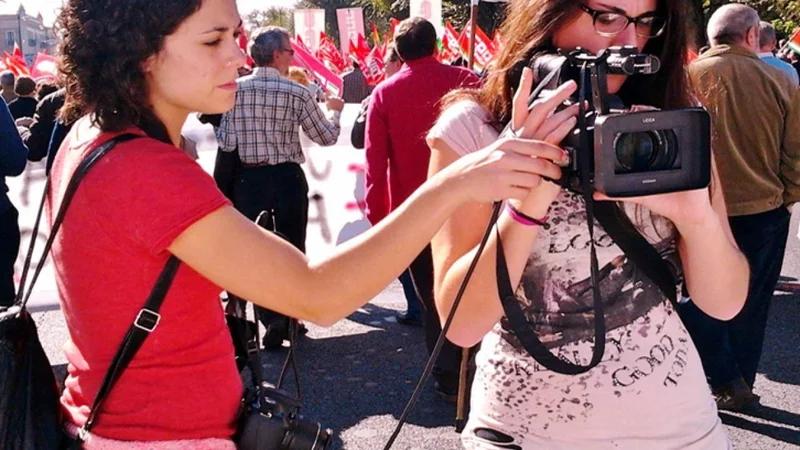 Las periodistas, eslabón vulnerable de los medios en crisis