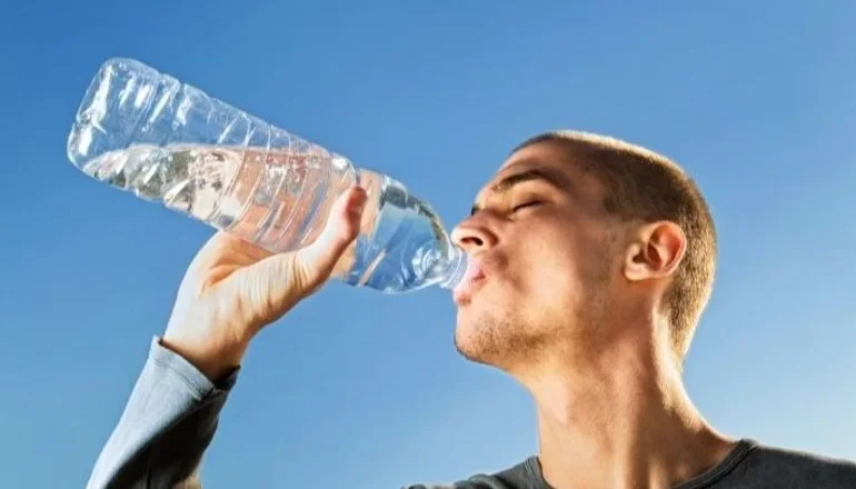 Tomar agua en ayunas es un hábito saludable