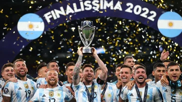 Video: la entrega de la Copa de La Finalissima a la Selección
