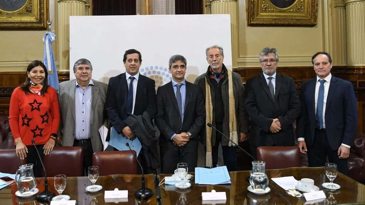 Senadores del FdT y empresarios de la industria buscan extender el uso del jugo de limón concentrado