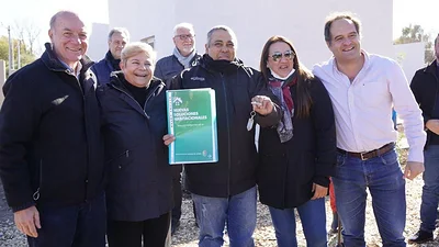 Nueva entrega de viviendas y créditos para construcción en las provincias de Mendoza y Santa Fe Nueva entrega de viviendas y créditos para construcción en las provincias de Mendoza y Santa Fe