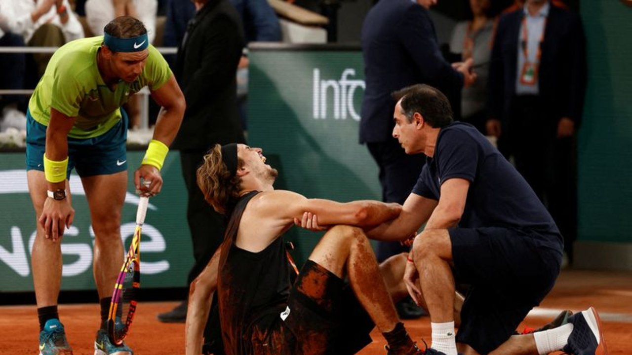 Nadal pasa a la final de Roland Garros tras la lesión de Zverev