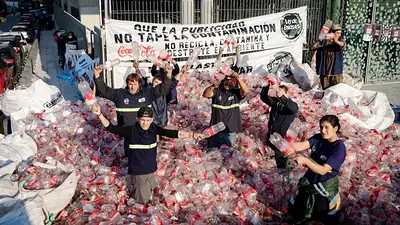 Cartoneros acusan a Coca-Cola de hacer lobby contra la ley de Envases Cartoneros acusan a Coca-Cola de hacer lobby contra la ley de Envases