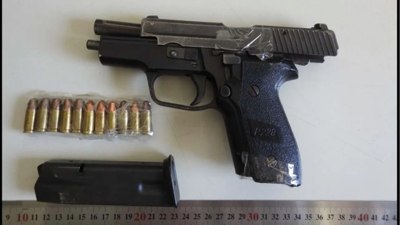 Condenaron a un hombre que circulaba con un arma de guerra y una máscara de Jason