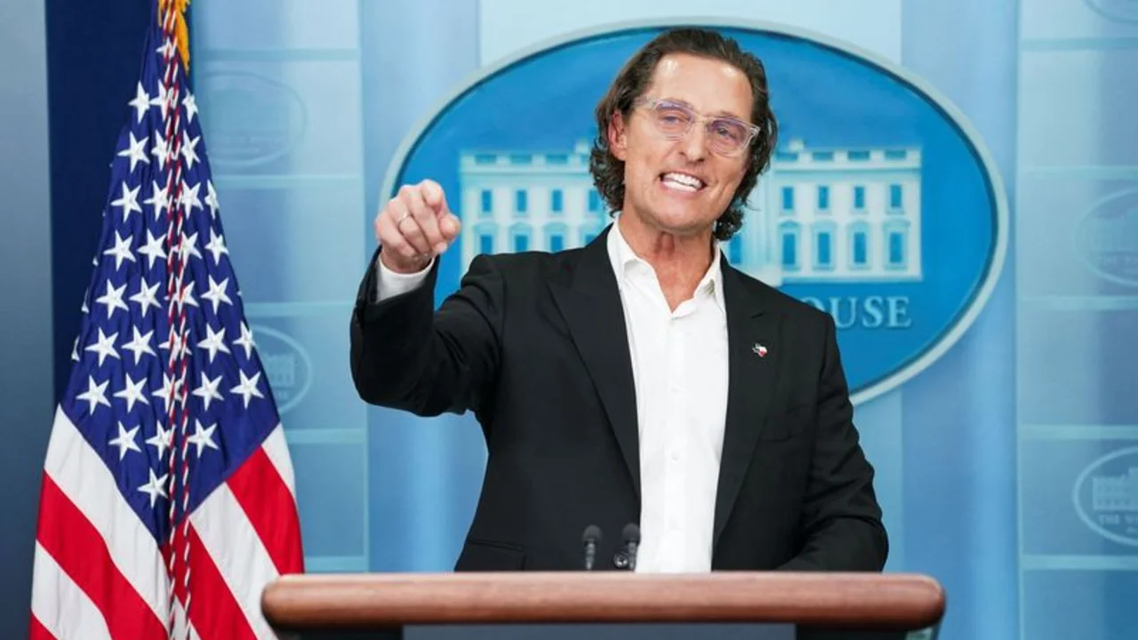 Biden se reúne con el actor Matthew McConaughey para hablar de las armas