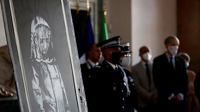Ocho acusados de robar homenaje de Banksy a las víctimas del Bataclan van a juicio Ocho acusados de robar homenaje de Banksy a las víctimas del Bataclan van a juicio