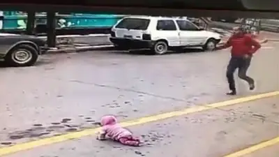 El hombre que salvó a la bebé. El hombre que salvó a la bebé.