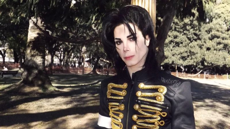 Confundieron al imitador de Michael Jackson, Leo Blanco, con Felipe Pettinato, y le pegaron. Hará la denuncia