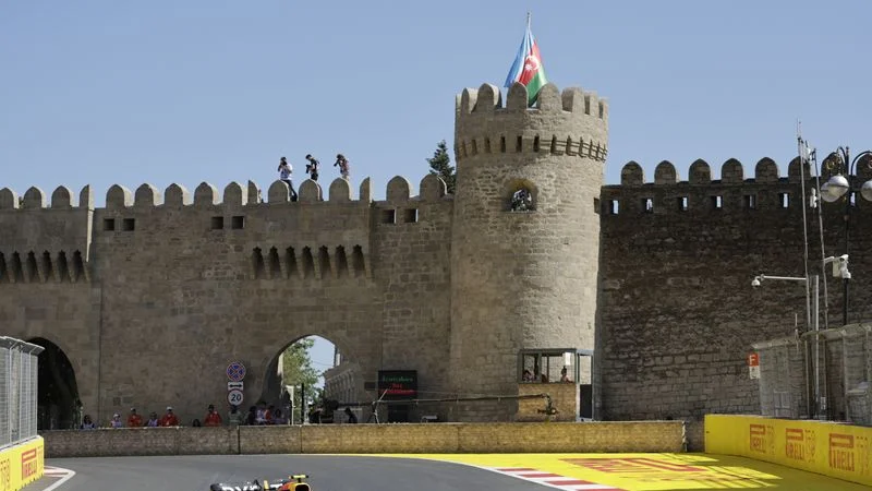 "Checo" Pérez supera a Leclerc en los últimos entrenamientos del GP de Azerbaiyán