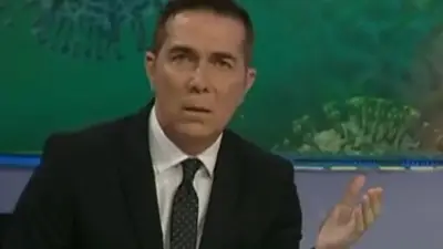 Rodolfo Barili enojado a las trompadas en plena calle. Se peleó con los custodios de Menem en la década del 90 Rodolfo Barili enojado a las trompadas en plena calle. Se peleó con los custodios de Menem en la década del 90