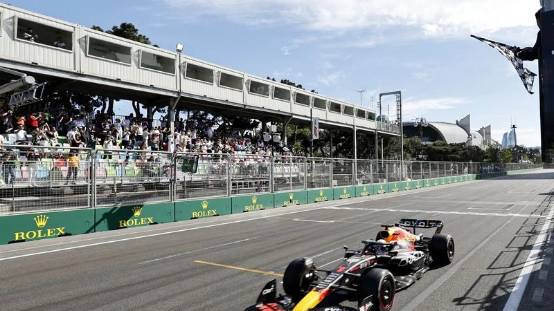 Verstappen gana el GP de Azerbaiyán y Ferrari sufre un doble golpe