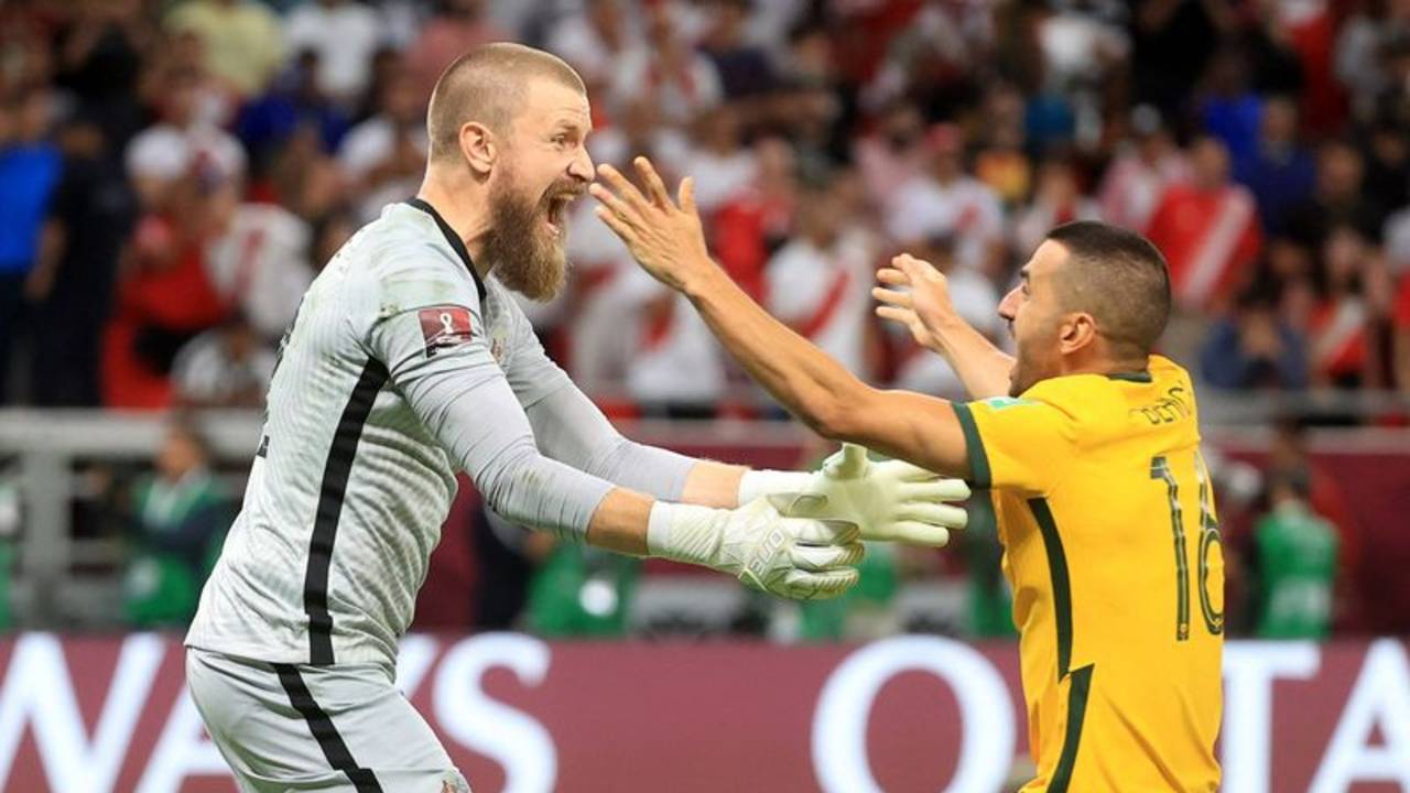 "No soy un héroe", dice arquero bailarín tras darle a Australia clasificación al Mundial