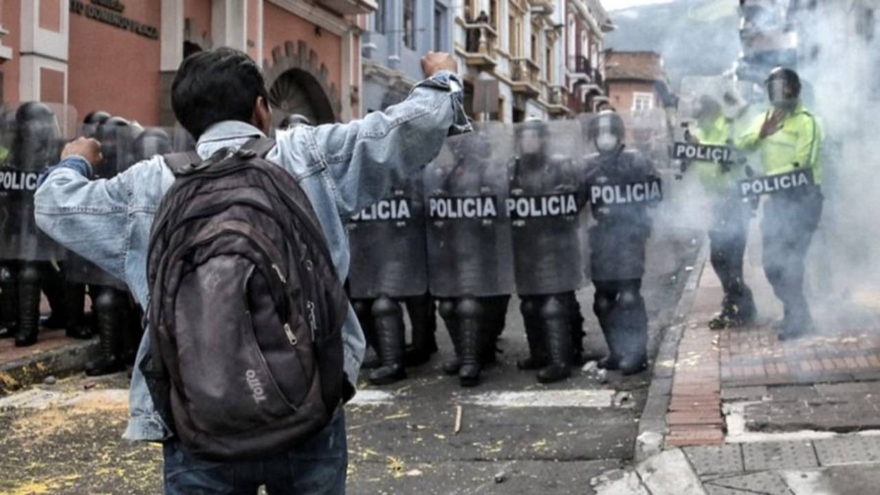 Intensas protestas del movimiento indígena en Ecuador en reclamo por el precio del combustible 