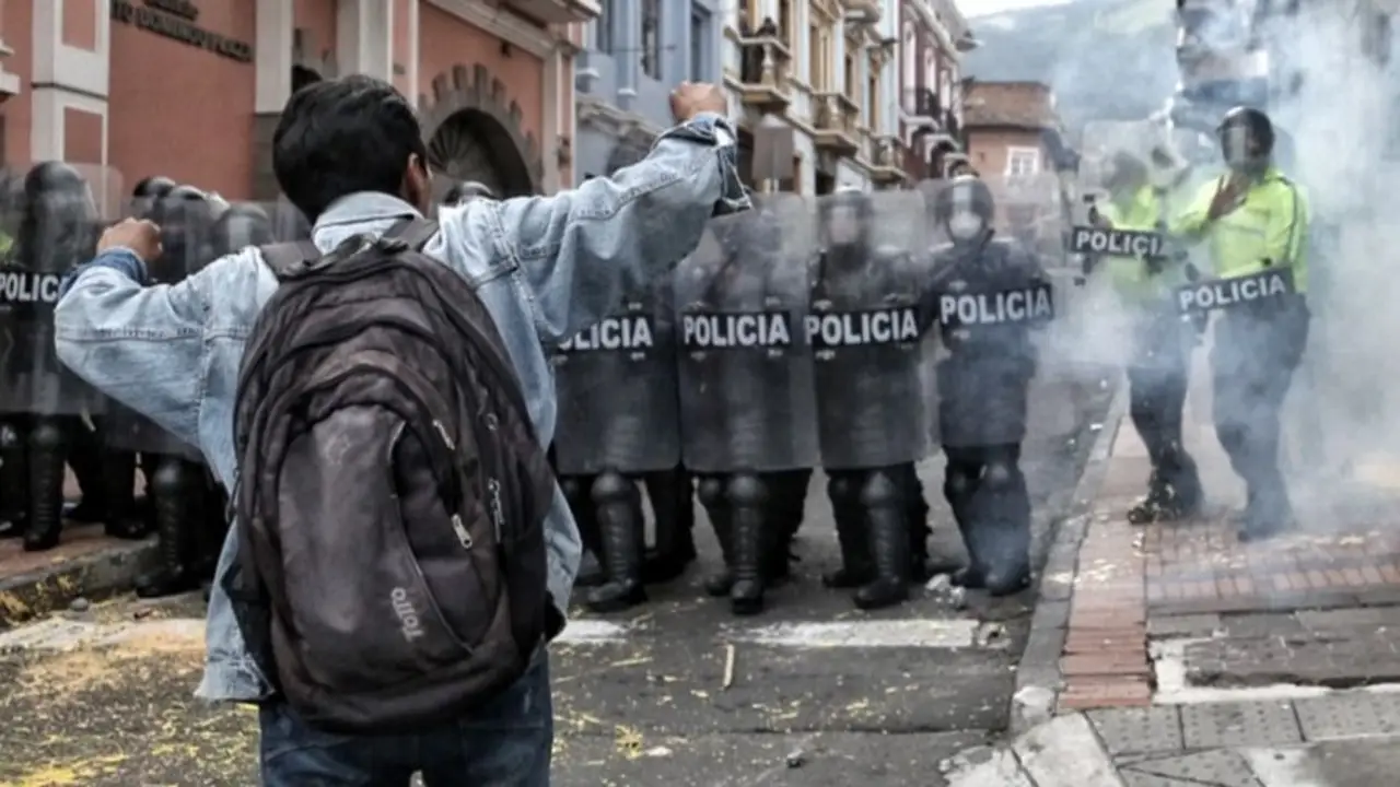 Intensas protestas del movimiento indígena en Ecuador en reclamo por el precio del combustible 