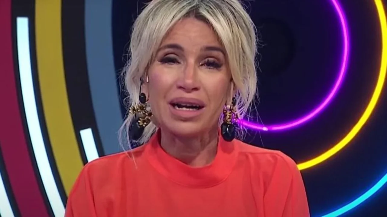 Florencia Peña llorando por la muerte de su amiga Julieta Vallina. En su programa La Puta Ama por América TV le hizo un homenaje y cantó la canción Yo soy tu amigo fiel