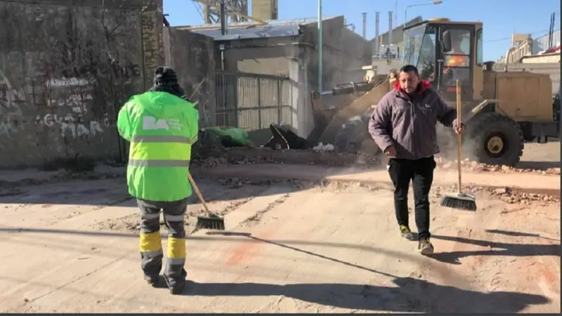 Tras diez años, derribaron el muro de Clarín que bloqueaba una calle en Barracas