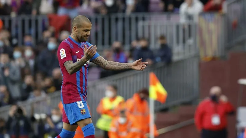 Dani Alves anuncia que no seguirá en el Barcelona