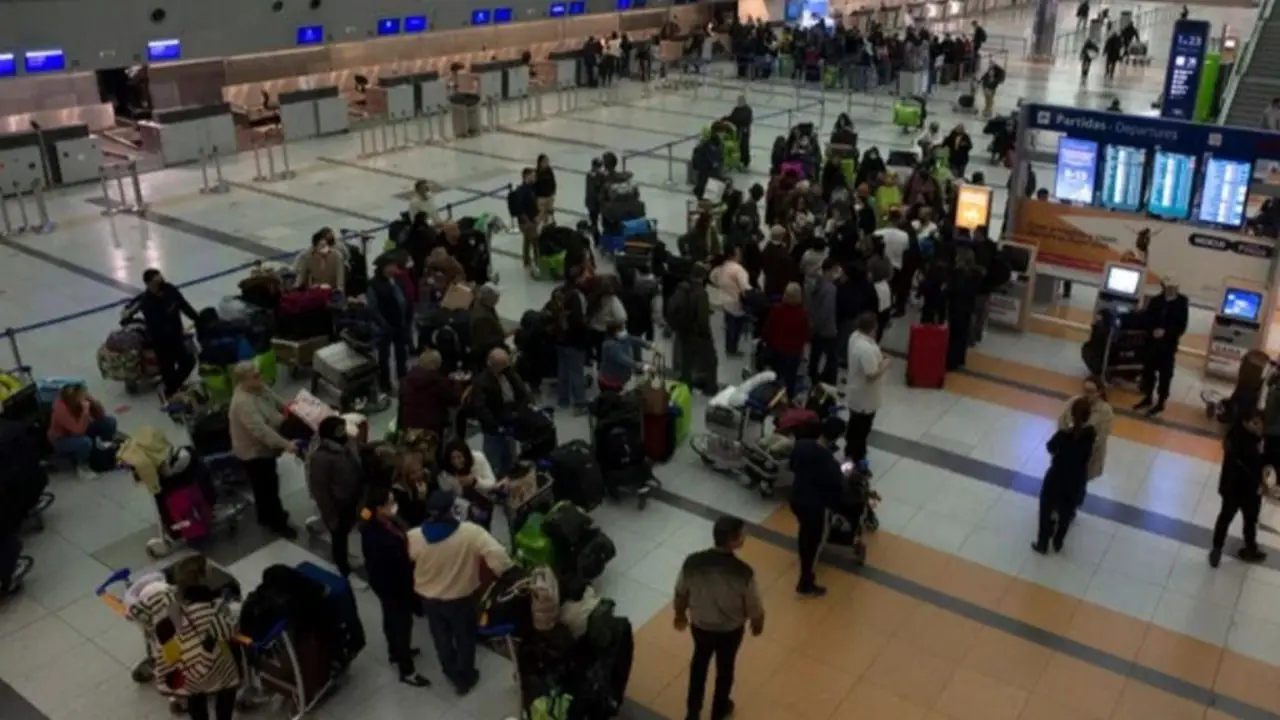 Venezuela desvió un avión que debía llegar a Ezeiza y hay más de 200 pasajeros varados