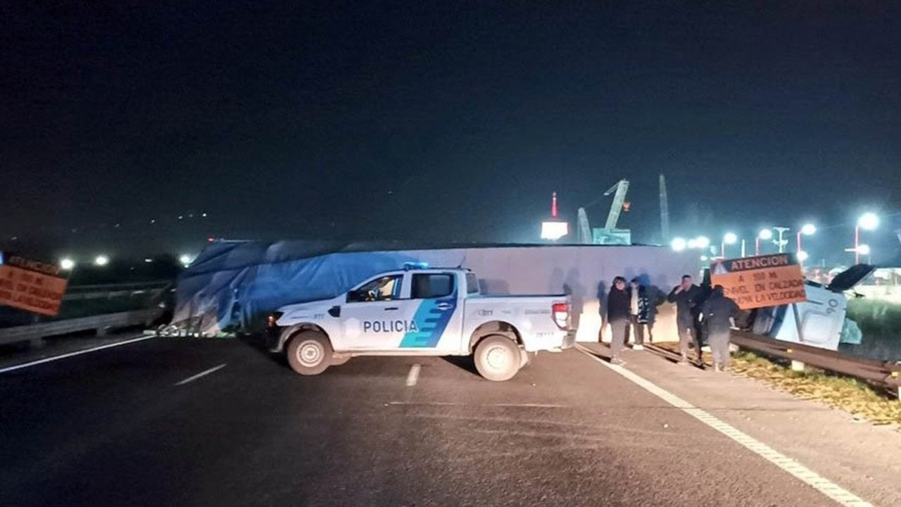 Trágico choque en Panamericana: un hombre volcó su camión y murió