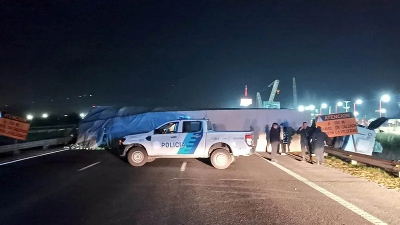 Trágico choque en Panamericana: un hombre volcó su camión y murió